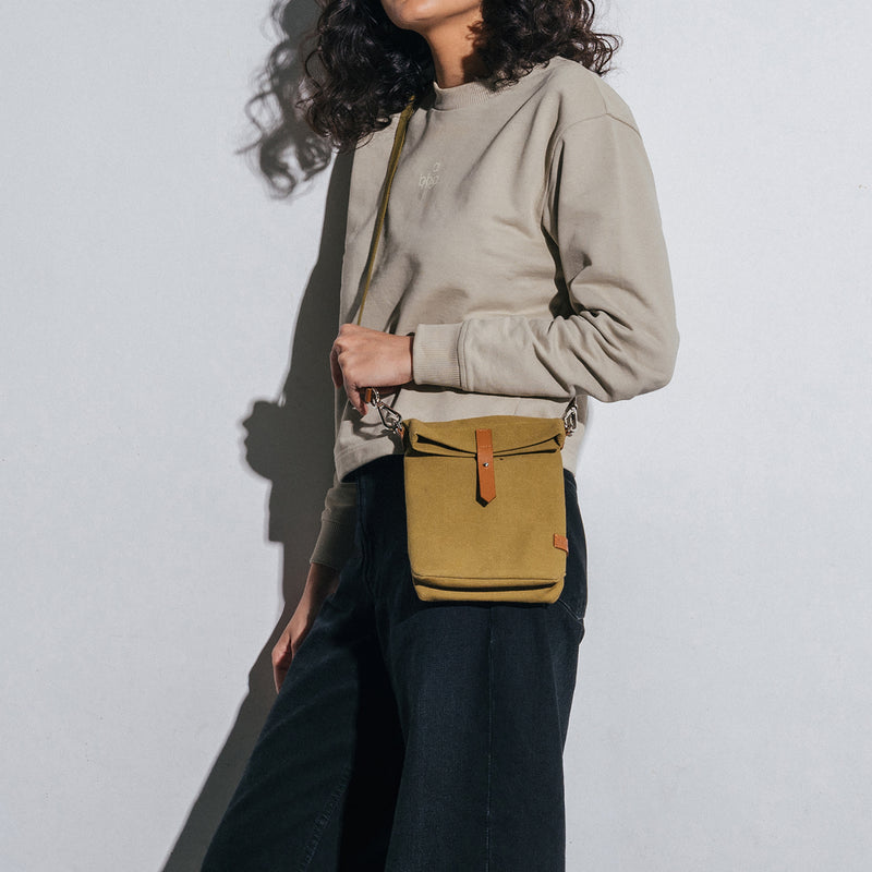 BÉIS 'The Mini Weekender' in Olive - Small Olive Green Duffle & Weekend Bag
